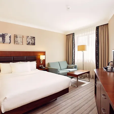 泽佐夫希尔顿花园酒店 4* 热舒夫